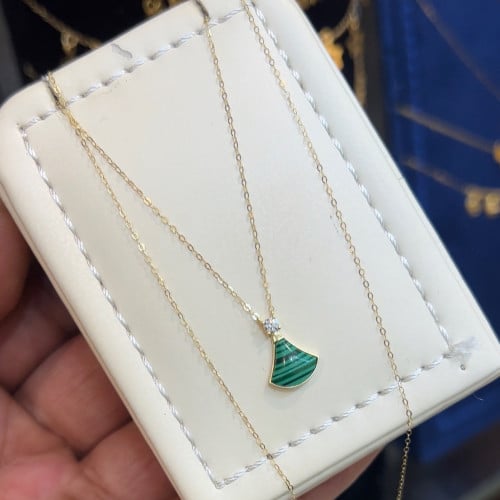 عقد اخضر 18k