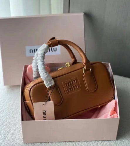 حقيبة ميو ميو شامل الملحقات بعده الوان