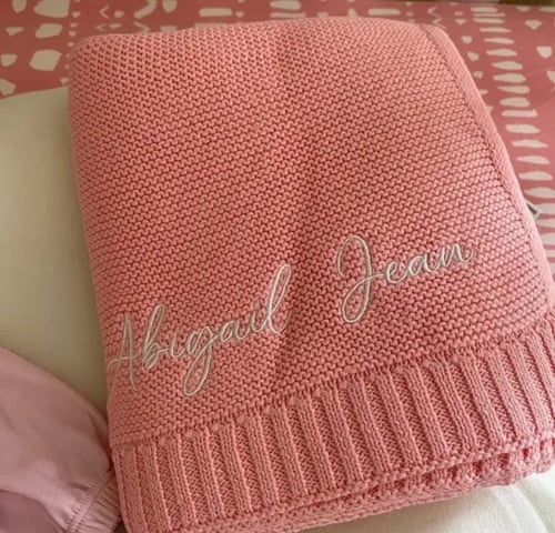 لفة مواليد مع تطريز اسم الطفل بالعربي او بالانجليز...