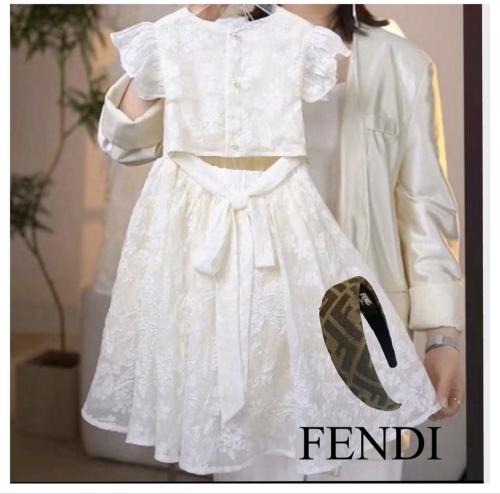 فستان من فندي انيق بربطة من الخلف