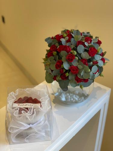 ميني كيك و فازة سمك بيبي روز