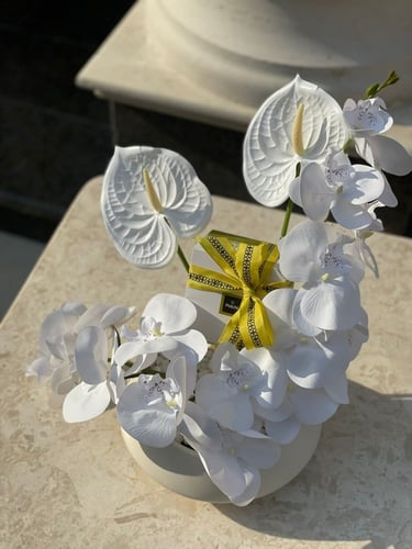 ورد صناعي و شوكولاته