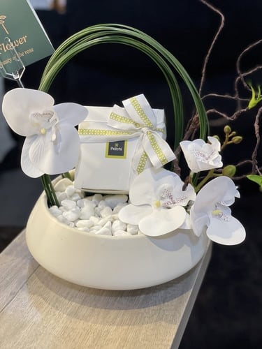 ورد صناعي و شوكولاته