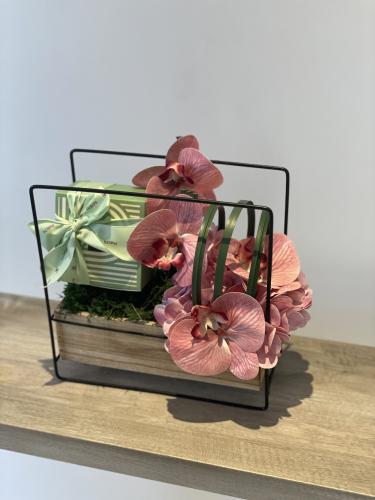 ورد صناعي و شوكولاته