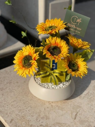 ورد صناعي وشوكولاته