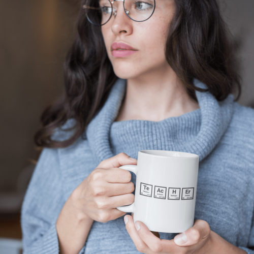 كوب معلم العلوم والكمياء جدول العناصر الكيميائية