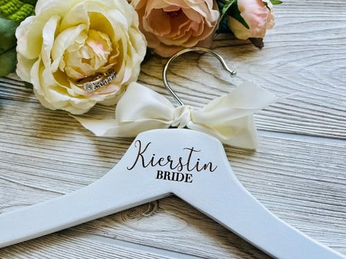 علاقة ملابس خشبية مع حفر ليزر بتصميمك الخاص