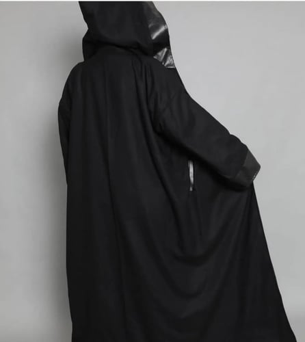 فروه نسائي اسود مع جلد اسود