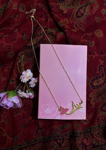 سلسال بينك بالاسم مع نقشة مميزه