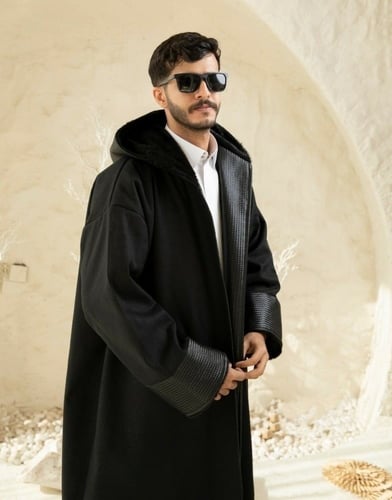 فروه رجالي اسود مع جلد اسود