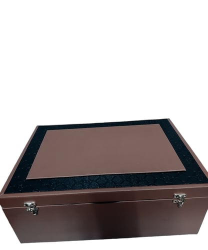 فروه رجالي اسود مع جلد اسود