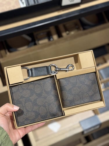 محفظة كوتش رجالي مع كارد هولدر و ميدالية