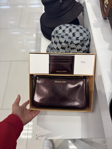 شنطة مايكل كورس مع كارد هولدر