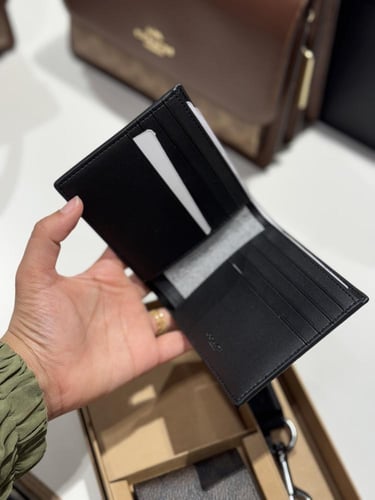 محفظة كوتش رجالي مع كارد هولدر و ميدالية