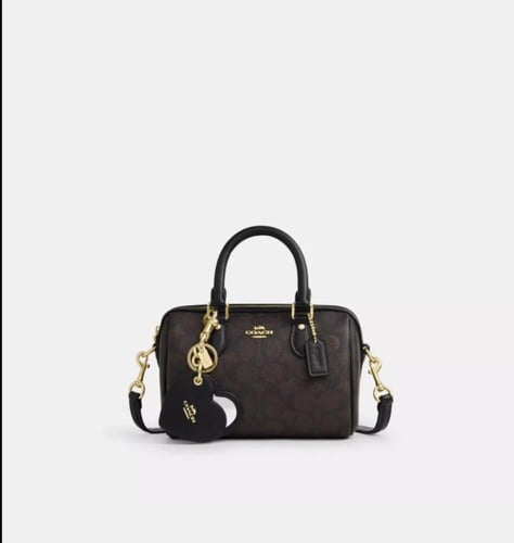 شنطة كوتش مع ميدالية