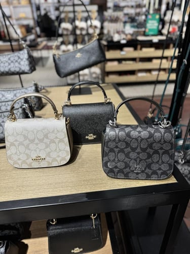 شنطة كوتش تتوفر بألوان