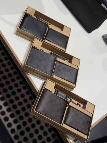 محفظة كوتش رجالي مع كارد هولدر و ميدالية