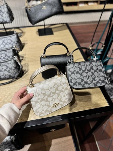 شنطة كوتش تتوفر بألوان