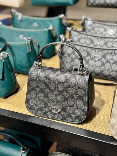 شنطة كوتش تتوفر بألوان