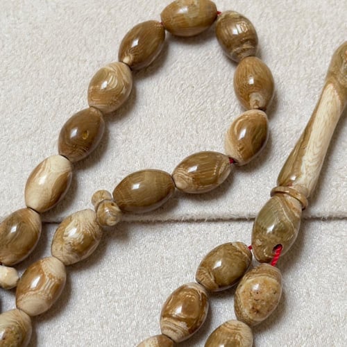 سبحة من اليسر الوردي من البحر الاحمر نوادر