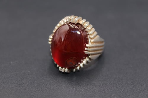 عقيق يماني كبدي زعفراني مقاس 9.75 انجليزي _ 22 عرب...