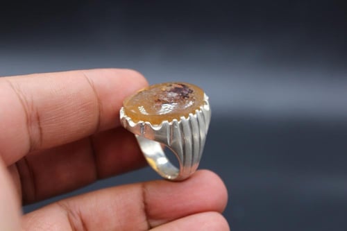 عقيق يماني اصفر نوادر مقاس 9.5 انجليزي _ 21 عربي