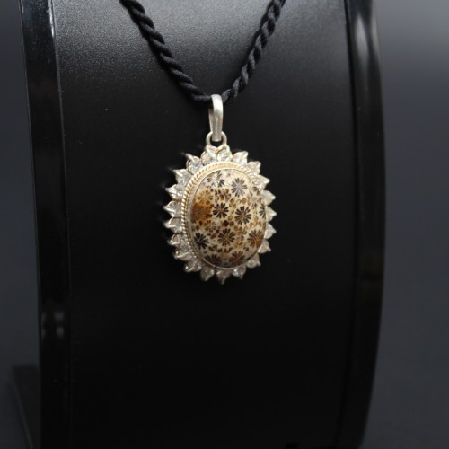 قلادة من المرجان المتحجر