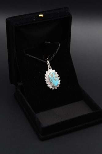 قلادة من حجر الفيروز النيشابوري