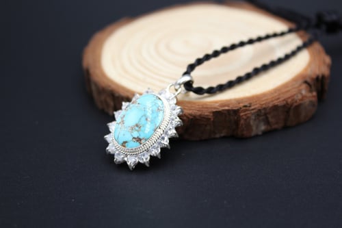 قلادة من حجر الفيروز النيشابوري