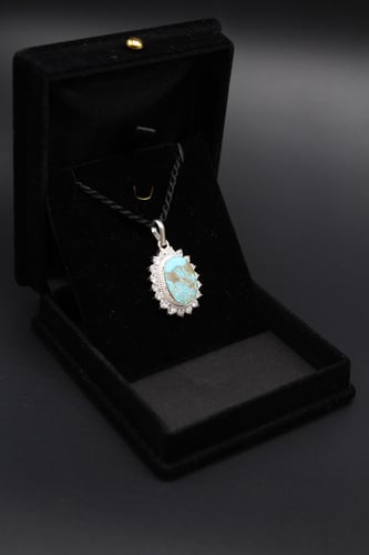 قلادة من حجر الفيروز النيشابوري