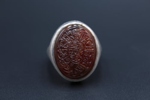 خاتم عقيق يماني كبدي منقوش ( سورة الكوثر ) مقاس 9....