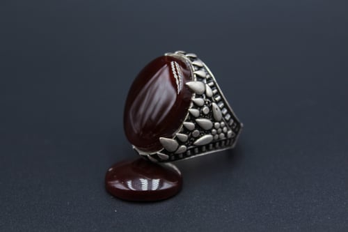 خاتم عقيق يماني كرزي مقاس 9 انجليزي_ 20 عربي