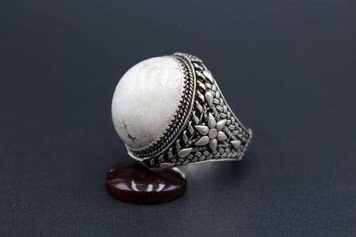 خاتم فيروز ابيض مقاس 11 انجليزي _ 25 عربي