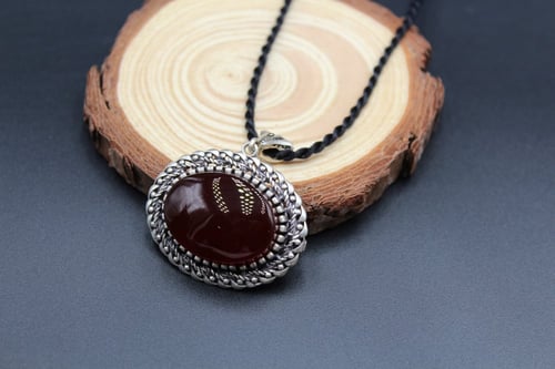 قلادة من العقيق اليماني الكبدي