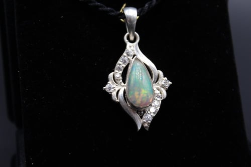 قلادة من حجر الاوبال الاثيوبي