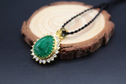 قلادة وخاتم من حجر الزمرد مطلي روديوم
