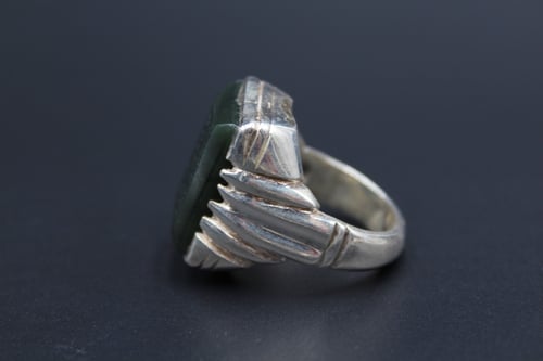 خاتم عقيق يماني أخضر منقوش مقاس 9.5 انجليزي _ 21 ع...