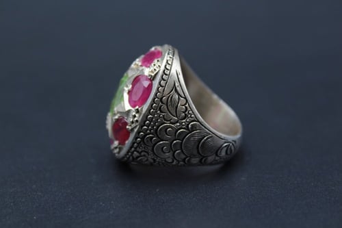 خاتم بحجر الزبرجد والياقوت مقاس 9 انجليزي _ 20 عرب...