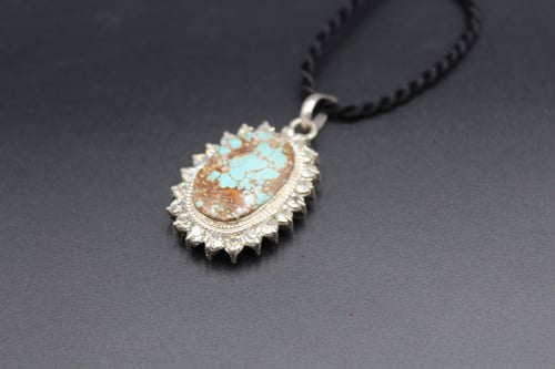 قلادة من حجر الفيروز النيشابوري