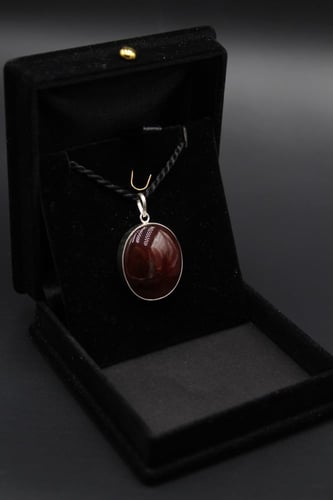 قلادة من العقيق اليماني الكبدي الزعفراني