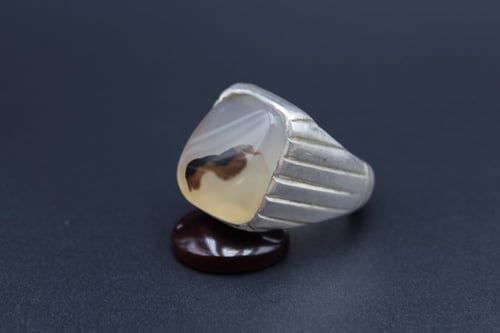 خاتم عقيق يماني مصور مقاس 11.75 انجليزي _ 27 عربي