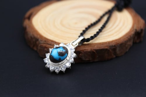 قلادة من حجر الفيروز النيشابوري