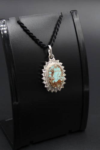 قلادة من حجر الفيروز النيشابوري