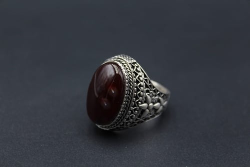 خاتم عقيق يماني كرزي مقاس 8 انجليزي _ 18 عربي