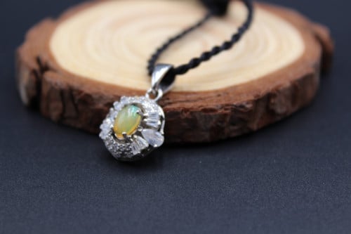 قلادة من حجر الاوبال الاثيوبي