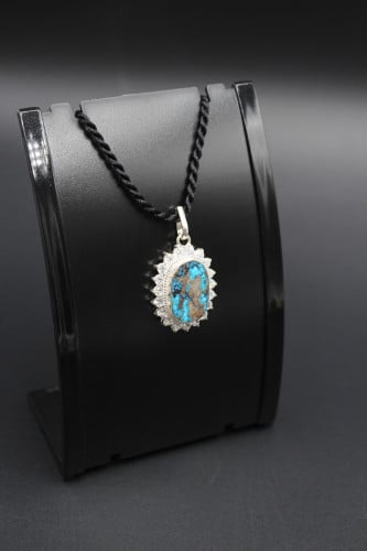 قلادة من حجر الفيروز النيشابوري