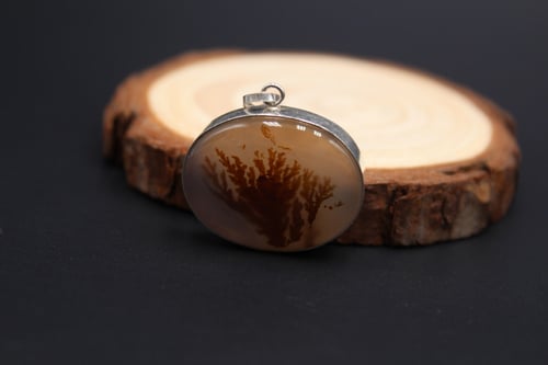 قلادة من العقيق اليماني المشجر