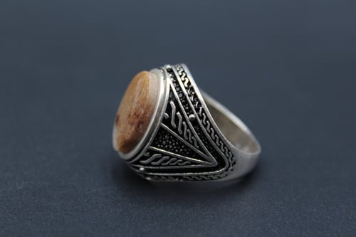 خاتم عقيق يماني مساميري مقاس 8.75 انجليزي_ 19 عربي