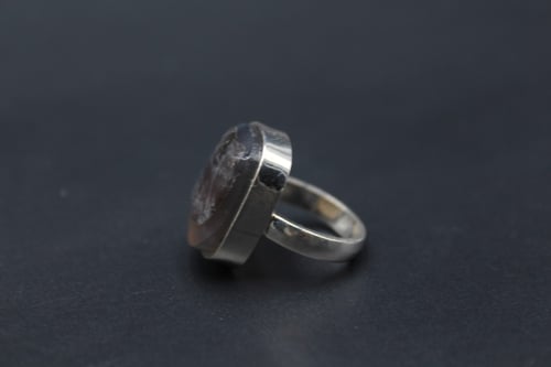 خاتم عقيق يماني مصور مقاس 6.75 انجليزي _ 14 عربي