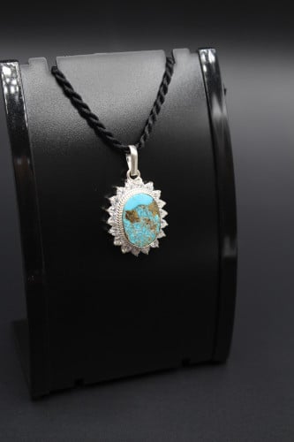 قلادة من حجر الفيروز النيشابوري